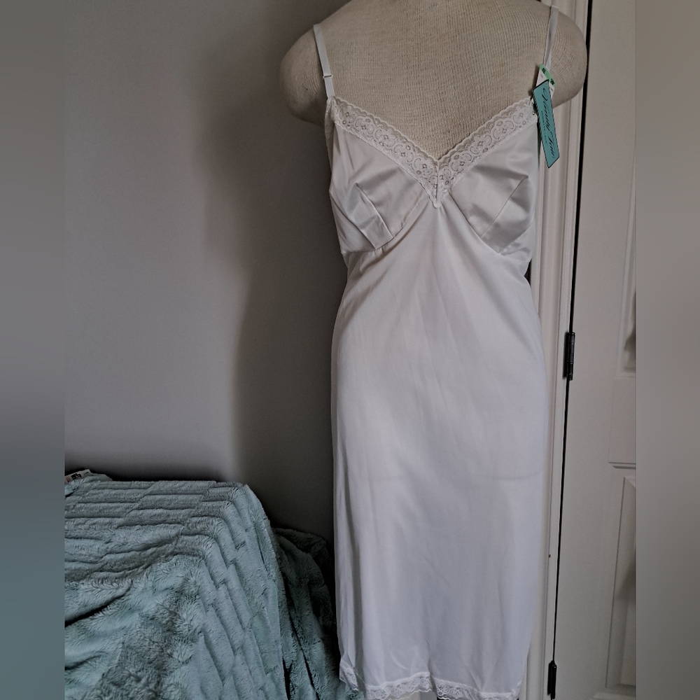 VANITY FAIR ROSETTE lace white full slip lace trim